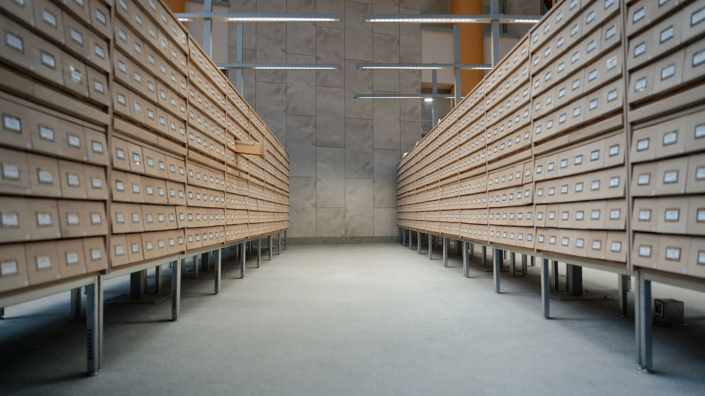 Archivo con filas de cajones de madera para guardar la documentación