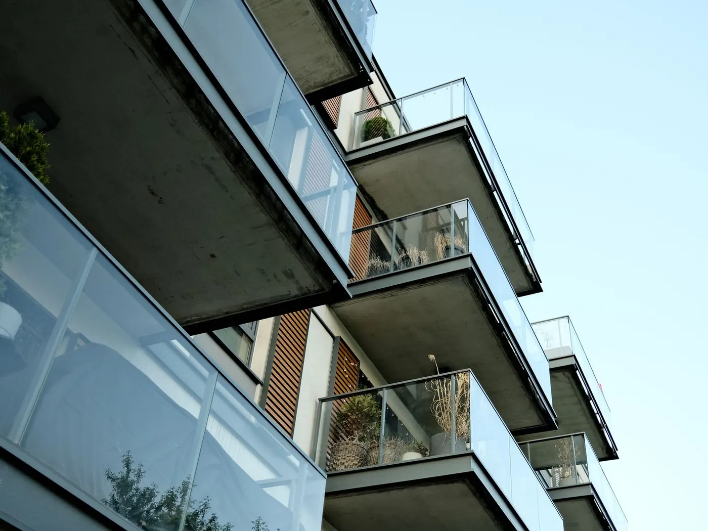 Balcones acristalados de un edificio de viviendas recortados contra el cielo